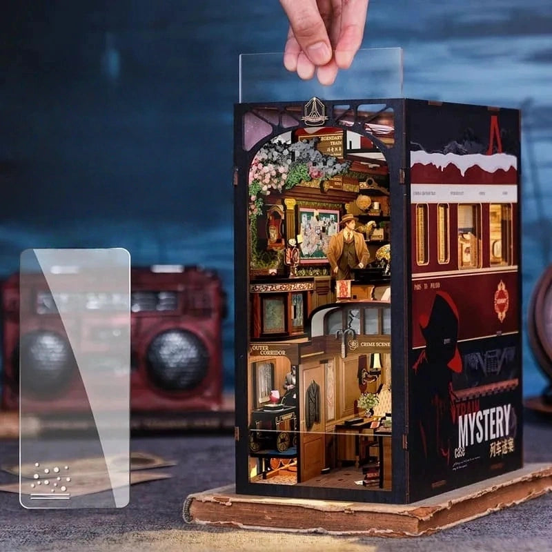 Booknook | Train Mystery Case, un kit créatif pour construire un diorama miniature. Parfait pour décorer une bibliothèque ou comme cadeau original pour un amoureux des livres. Par Nookette.