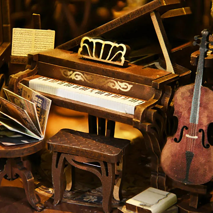 Booknook - Nightingale Harp Room, un kit créatif pour construire un diorama miniature. Parfait pour décorer une bibliothèque ou comme cadeau original pour un amoureux des livres. Par Nookette.