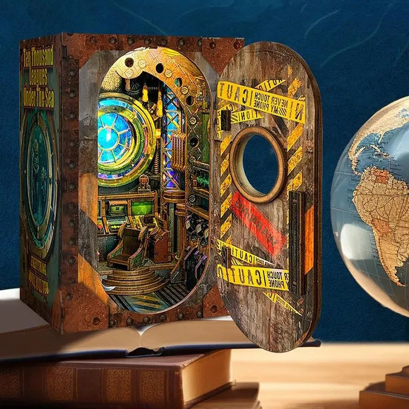 Book Nook - 10 000 Leagues in the Deep Sea, un kit créatif pour construire un diorama miniature. Parfait pour décorer une bibliothèque ou comme cadeau original pour un amoureux des livres. Par Nookette.
