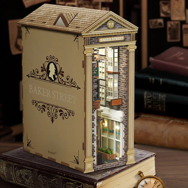 221B Baker Street : Maison Victorienne Détective Londres Book Nook, un kit créatif pour construire un diorama miniature. Parfait pour décorer une bibliothèque ou comme cadeau original pour un amoureux des livres. Par Nookette.