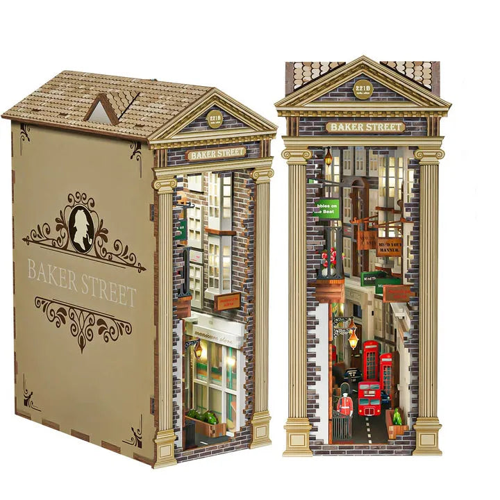221B Baker Street : Maison Victorienne Détective Londres Book Nook, un kit créatif pour construire un diorama miniature. Parfait pour décorer une bibliothèque ou comme cadeau original pour un amoureux des livres. Par Nookette.