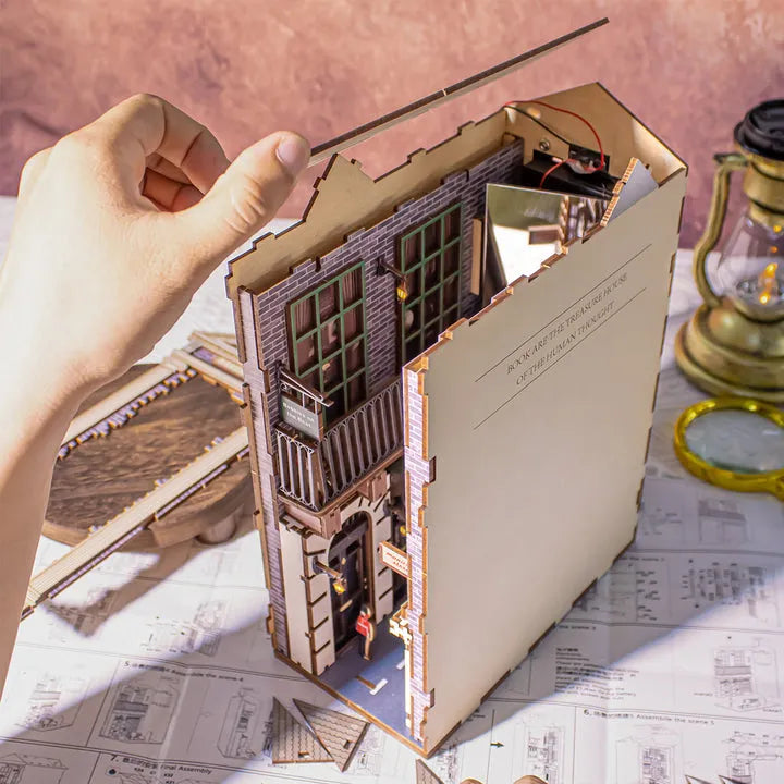 221B Baker Street : Maison Victorienne Détective Londres Book Nook, un kit créatif pour construire un diorama miniature. Parfait pour décorer une bibliothèque ou comme cadeau original pour un amoureux des livres. Par Nookette.