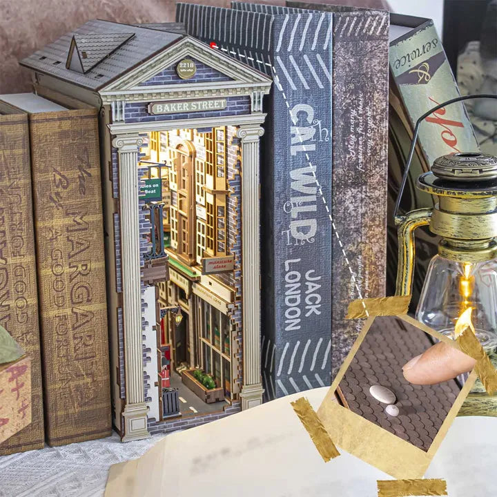 221B Baker Street : Maison Victorienne Détective Londres Book Nook, un kit créatif pour construire un diorama miniature. Parfait pour décorer une bibliothèque ou comme cadeau original pour un amoureux des livres. Par Nookette.