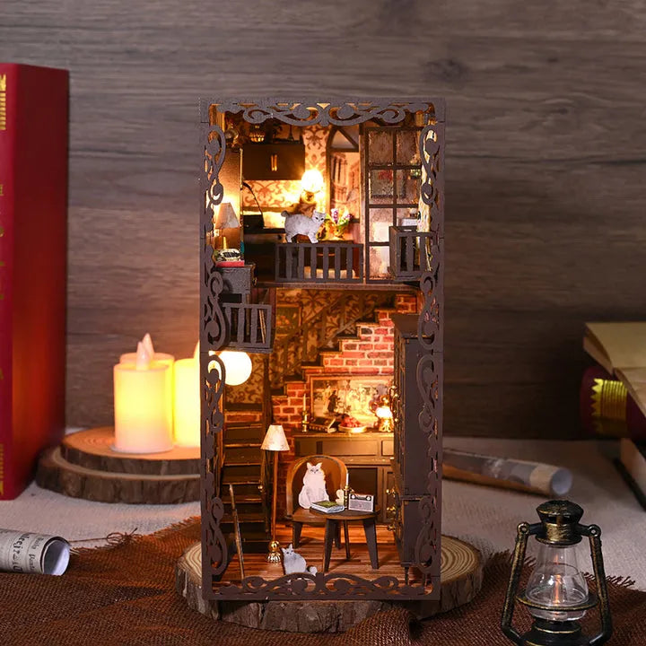 Booknook - No.9 Secret Castle, un kit créatif pour construire un diorama miniature. Parfait pour décorer une bibliothèque ou comme cadeau original pour un amoureux des livres. Par Nookette.