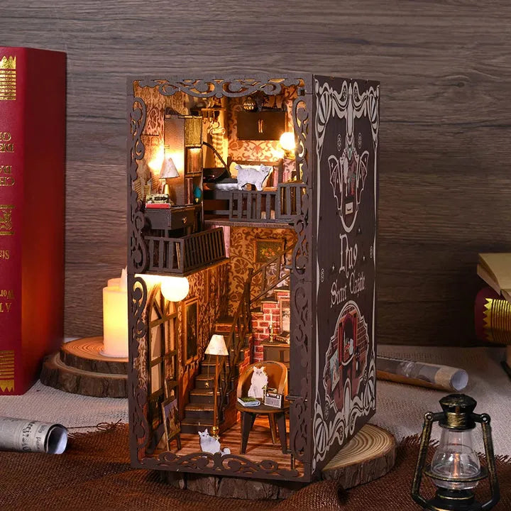 Booknook - No.9 Secret Castle, un kit créatif pour construire un diorama miniature. Parfait pour décorer une bibliothèque ou comme cadeau original pour un amoureux des livres. Par Nookette.