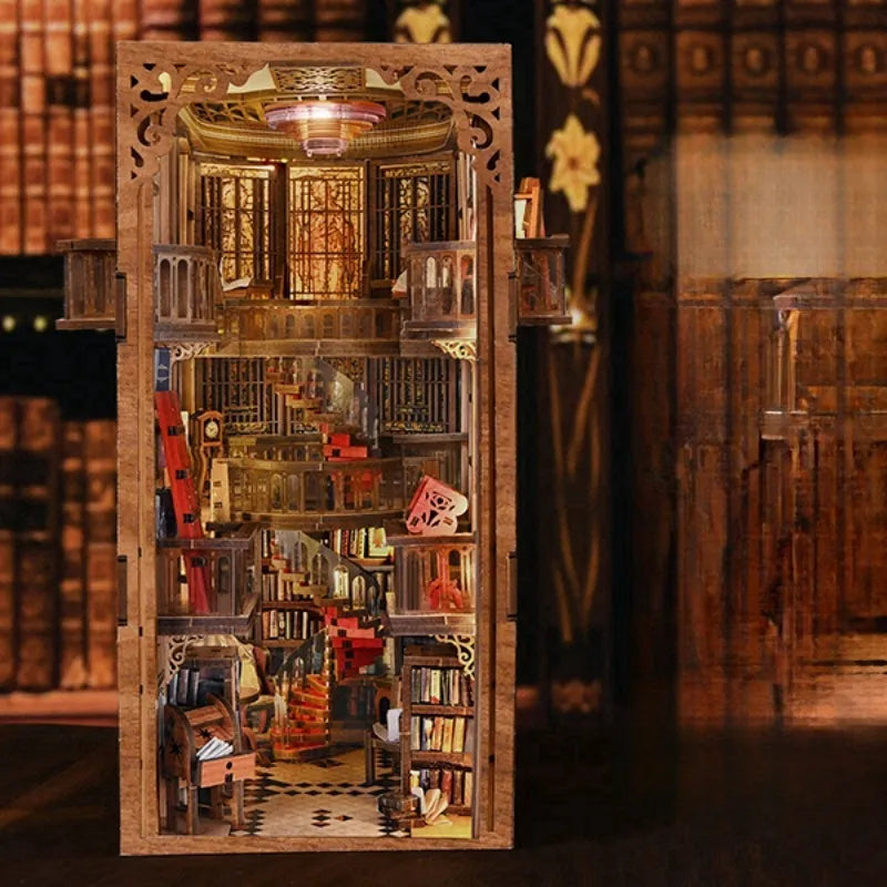 Book Nook - Abbey Library, un kit créatif pour construire un diorama miniature. Parfait pour décorer une bibliothèque ou comme cadeau original pour un amoureux des livres. Par Nookette.