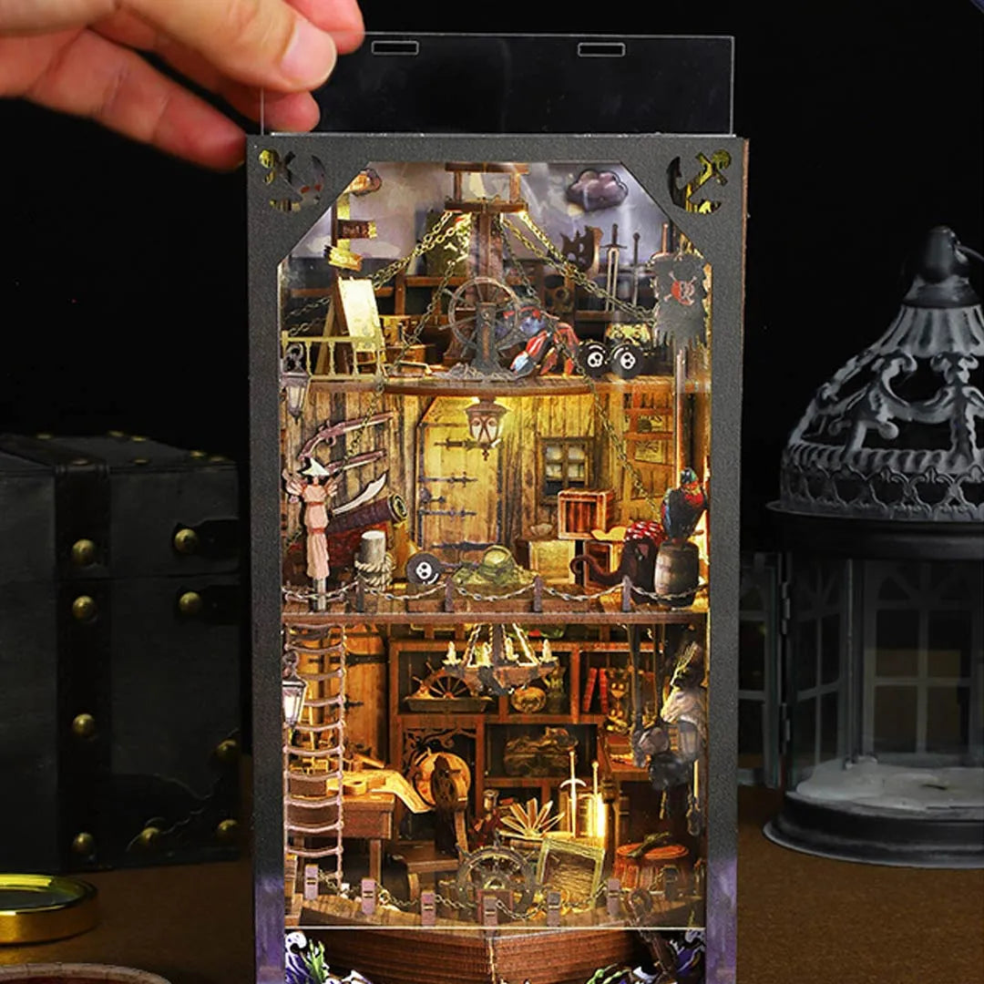 Book Nook - Aden Piracy in Somalia, un kit créatif pour construire un diorama miniature. Parfait pour décorer une bibliothèque ou comme cadeau original pour un amoureux des livres. Par Nookette.