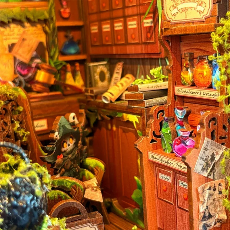 Book Nook - Alchemy Diary, un kit créatif pour construire un diorama miniature. Parfait pour décorer une bibliothèque ou comme cadeau original pour un amoureux des livres. Par Nookette.