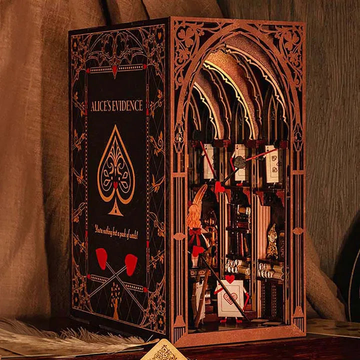 Booknook - Alice's Evidence, un kit créatif pour construire un diorama miniature. Parfait pour décorer une bibliothèque ou comme cadeau original pour un amoureux des livres. Par Nookette.