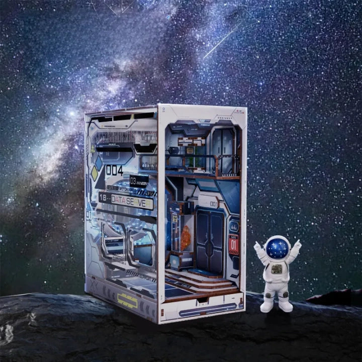 Book Nook - Alien Hub, un kit créatif pour construire un diorama miniature. Parfait pour décorer une bibliothèque ou comme cadeau original pour un amoureux des livres. Par Nookette.