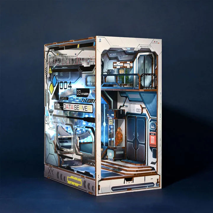 Book Nook - Alien Hub, un kit créatif pour construire un diorama miniature. Parfait pour décorer une bibliothèque ou comme cadeau original pour un amoureux des livres. Par Nookette.