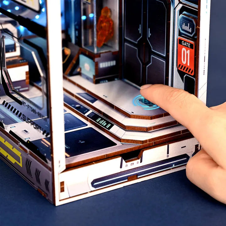 Book Nook - Alien Hub, un kit créatif pour construire un diorama miniature. Parfait pour décorer une bibliothèque ou comme cadeau original pour un amoureux des livres. Par Nookette.