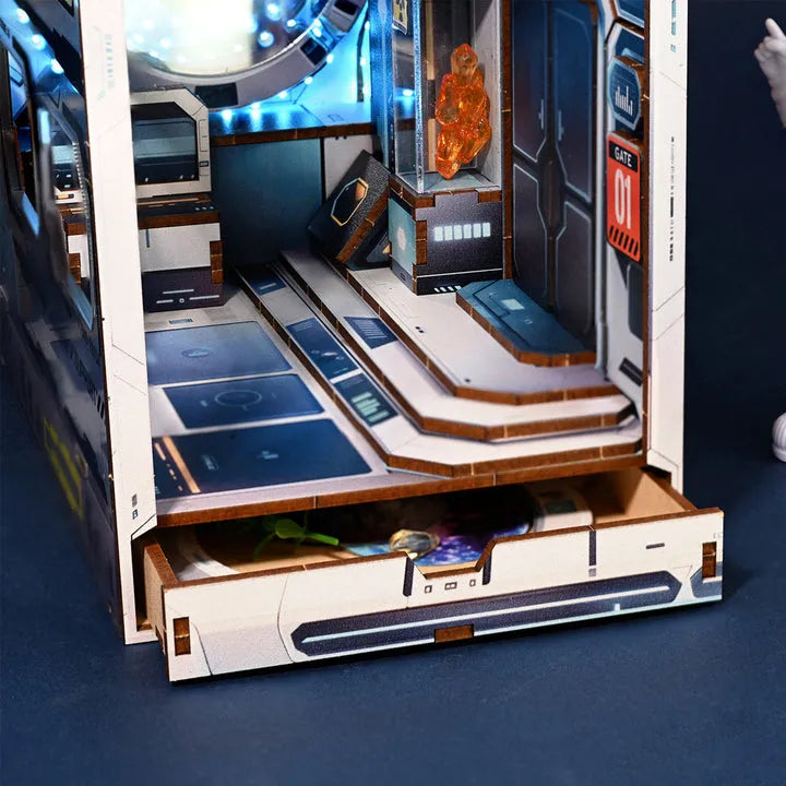 Book Nook - Alien Hub, un kit créatif pour construire un diorama miniature. Parfait pour décorer une bibliothèque ou comme cadeau original pour un amoureux des livres. Par Nookette.