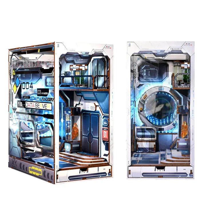 Book Nook - Alien Hub, un kit créatif pour construire un diorama miniature. Parfait pour décorer une bibliothèque ou comme cadeau original pour un amoureux des livres. Par Nookette.