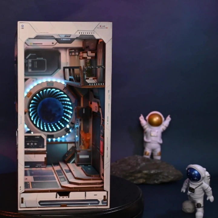 Book Nook - Alien Hub, un kit créatif pour construire un diorama miniature. Parfait pour décorer une bibliothèque ou comme cadeau original pour un amoureux des livres. Par Nookette.