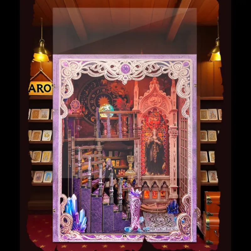 Book Nook - Tarot Divination Association, un kit créatif pour construire un diorama miniature. Parfait pour décorer une bibliothèque ou comme cadeau original pour un amoureux des livres. Par Nookette.