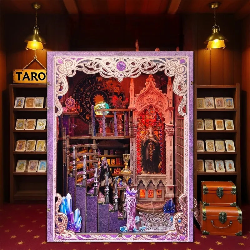 Book Nook - Tarot Divination Association, un kit créatif pour construire un diorama miniature. Parfait pour décorer une bibliothèque ou comme cadeau original pour un amoureux des livres. Par Nookette.