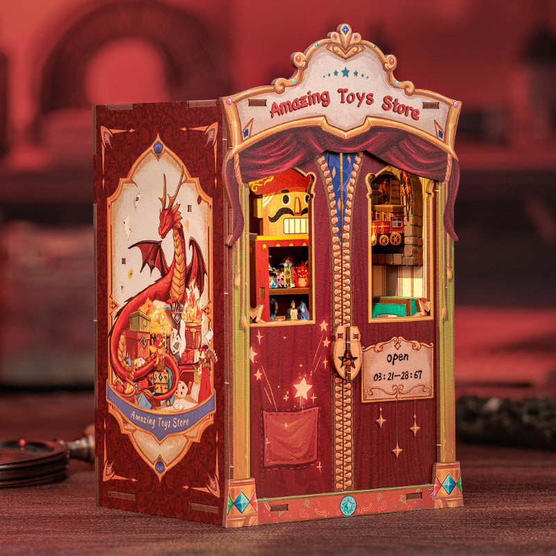 Book Nook - Amazing Toys Store, un kit créatif pour construire un diorama miniature. Parfait pour décorer une bibliothèque ou comme cadeau original pour un amoureux des livres. Par Nookette.