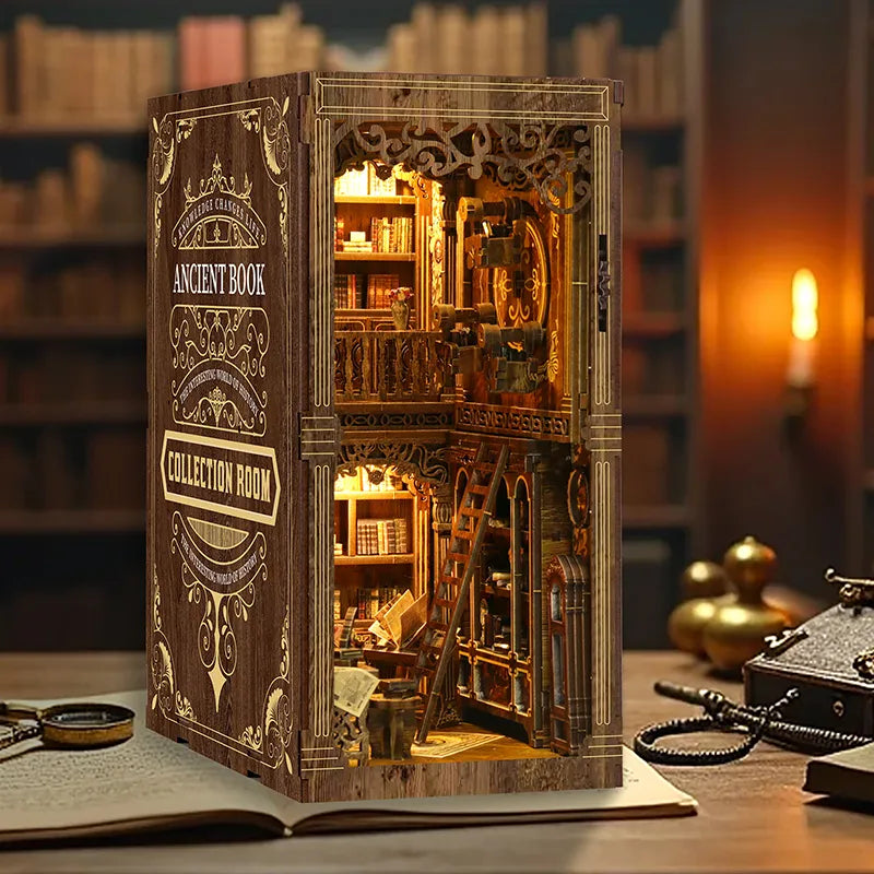 Book Nook - Ancient Book Room, un kit créatif pour construire un diorama miniature. Parfait pour décorer une bibliothèque ou comme cadeau original pour un amoureux des livres. Par Nookette.