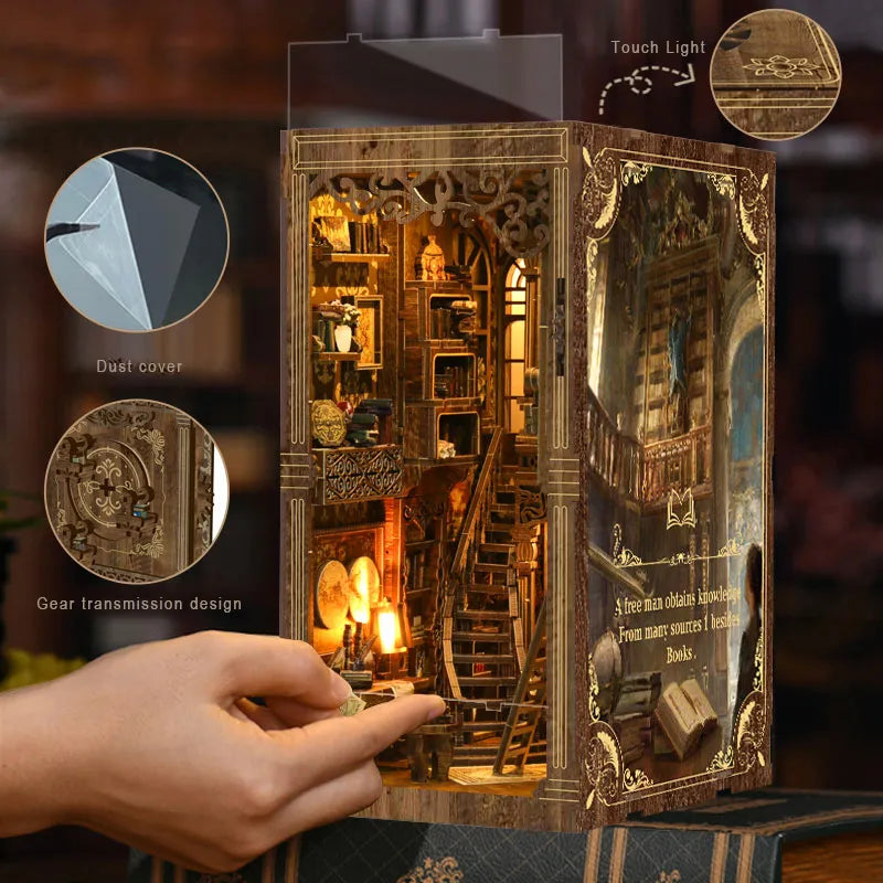 Book Nook - Ancient Book Room, un kit créatif pour construire un diorama miniature. Parfait pour décorer une bibliothèque ou comme cadeau original pour un amoureux des livres. Par Nookette.