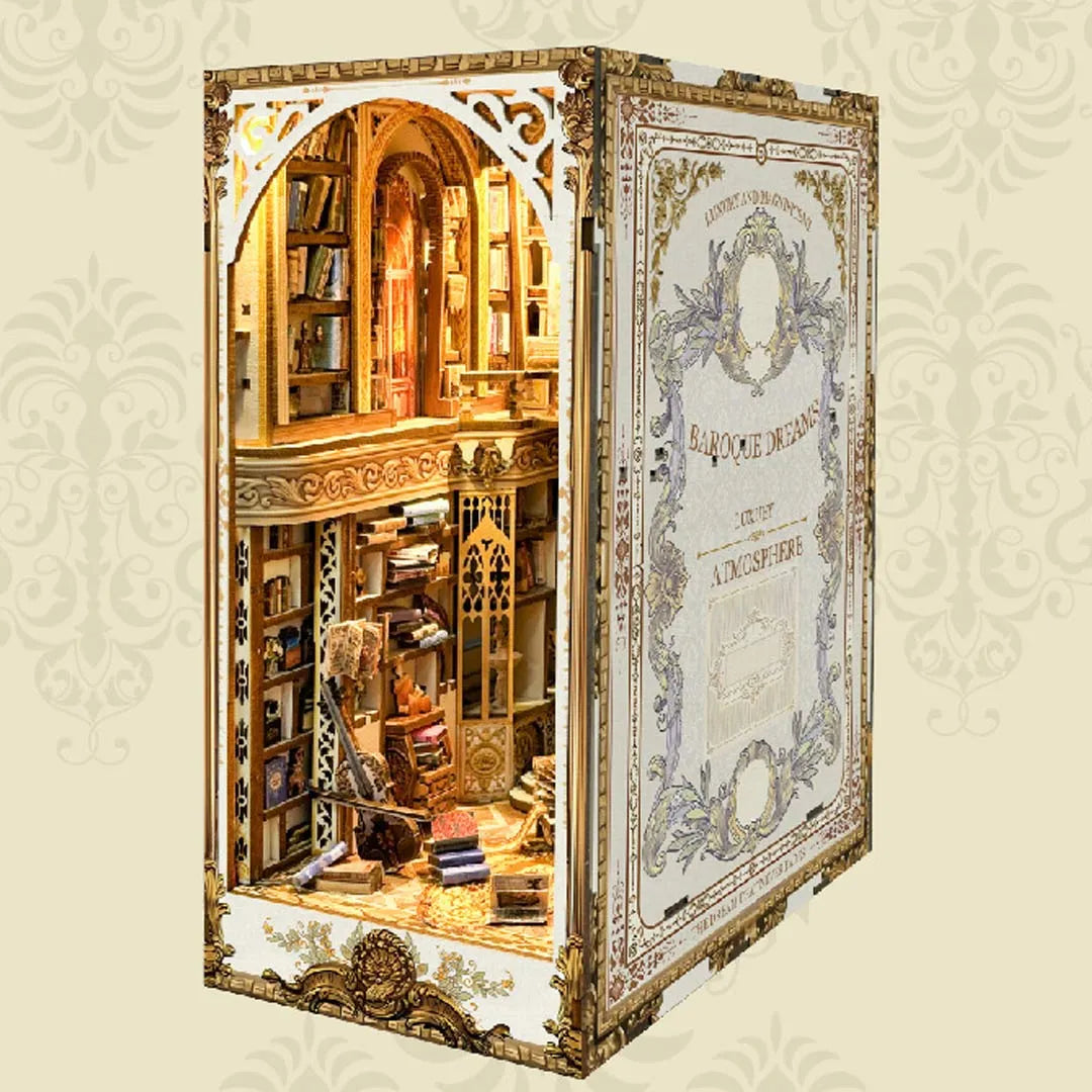 Book Nook - Gorgeous Manor, un kit créatif pour construire un diorama miniature. Parfait pour décorer une bibliothèque ou comme cadeau original pour un amoureux des livres. Par Nookette.