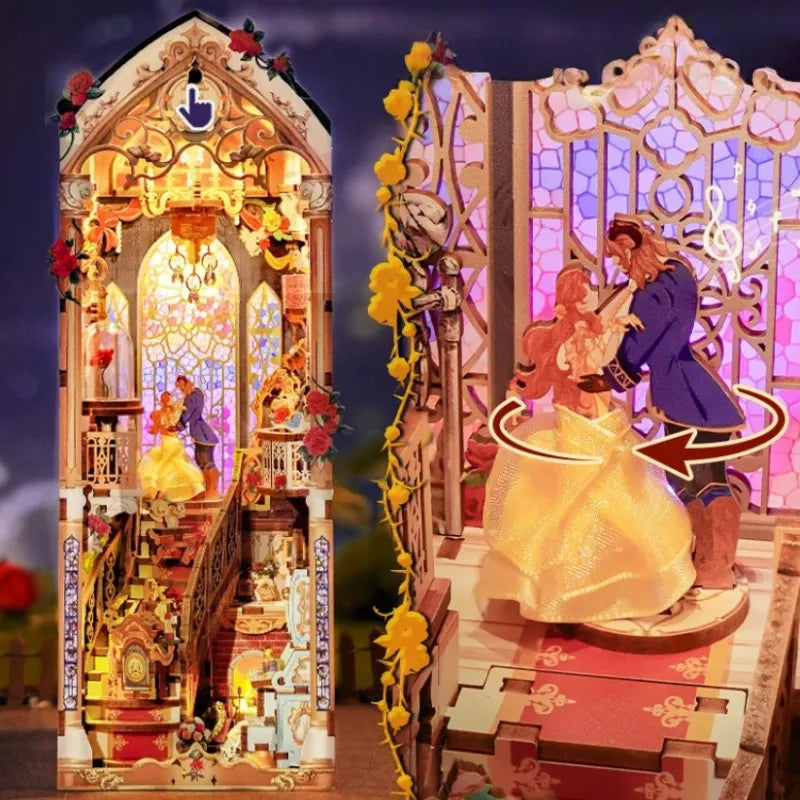 Book Nook - Beast And Beauty, un kit créatif pour construire un diorama miniature. Parfait pour décorer une bibliothèque ou comme cadeau original pour un amoureux des livres. Par Nookette.