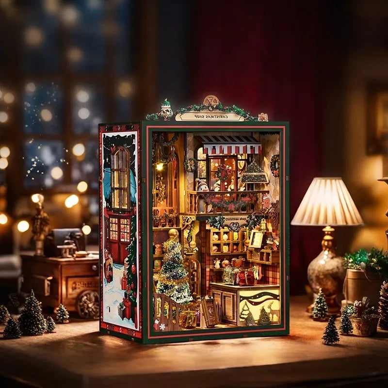 Book Nook - Christmas Shop, un kit créatif pour construire un diorama miniature. Parfait pour décorer une bibliothèque ou comme cadeau original pour un amoureux des livres. Par Nookette.