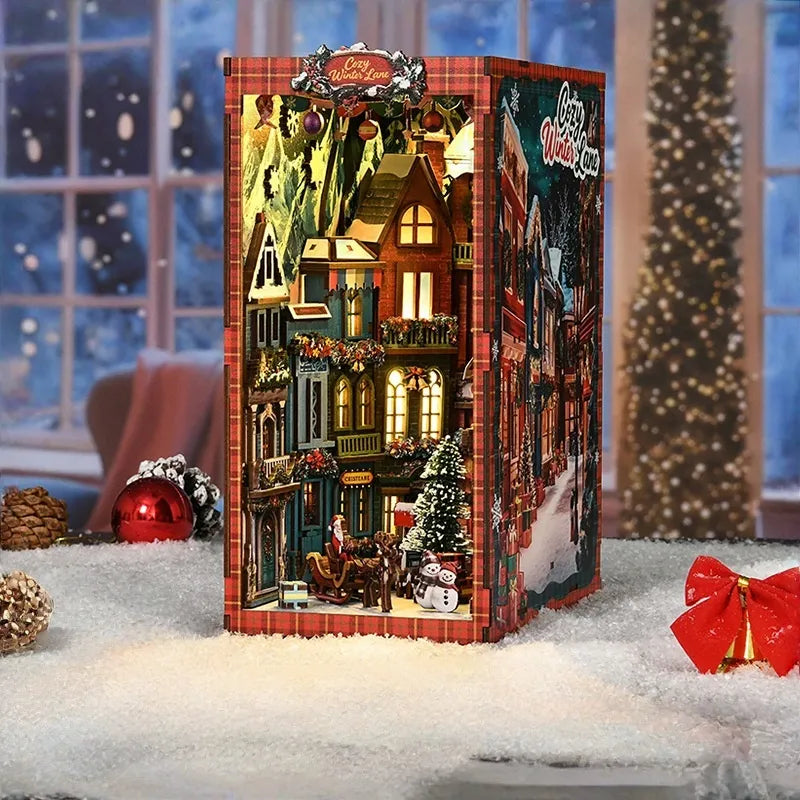 Book Nook - Christmas Street Corner, un kit créatif pour construire un diorama miniature. Parfait pour décorer une bibliothèque ou comme cadeau original pour un amoureux des livres. Par Nookette.