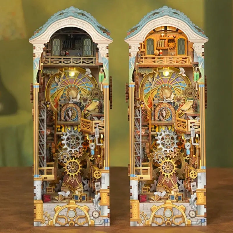 Book Nook - Clock Tower, un kit créatif pour construire un diorama miniature. Parfait pour décorer une bibliothèque ou comme cadeau original pour un amoureux des livres. Par Nookette.