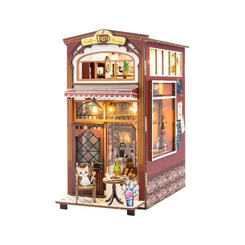Book Nook - Coffee House, un kit créatif pour construire un diorama miniature. Parfait pour décorer une bibliothèque ou comme cadeau original pour un amoureux des livres. Par Nookette.