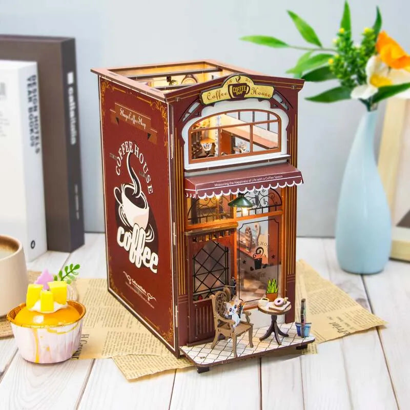Book Nook - Coffee House, un kit créatif pour construire un diorama miniature. Parfait pour décorer une bibliothèque ou comme cadeau original pour un amoureux des livres. Par Nookette.