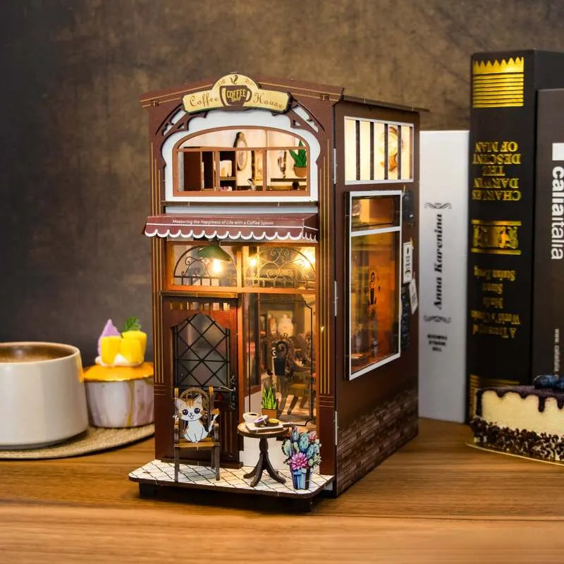 Book Nook - Coffee House, un kit créatif pour construire un diorama miniature. Parfait pour décorer une bibliothèque ou comme cadeau original pour un amoureux des livres. Par Nookette.