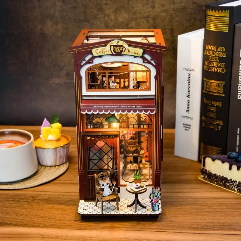 Book Nook - Coffee House, un kit créatif pour construire un diorama miniature. Parfait pour décorer une bibliothèque ou comme cadeau original pour un amoureux des livres. Par Nookette.