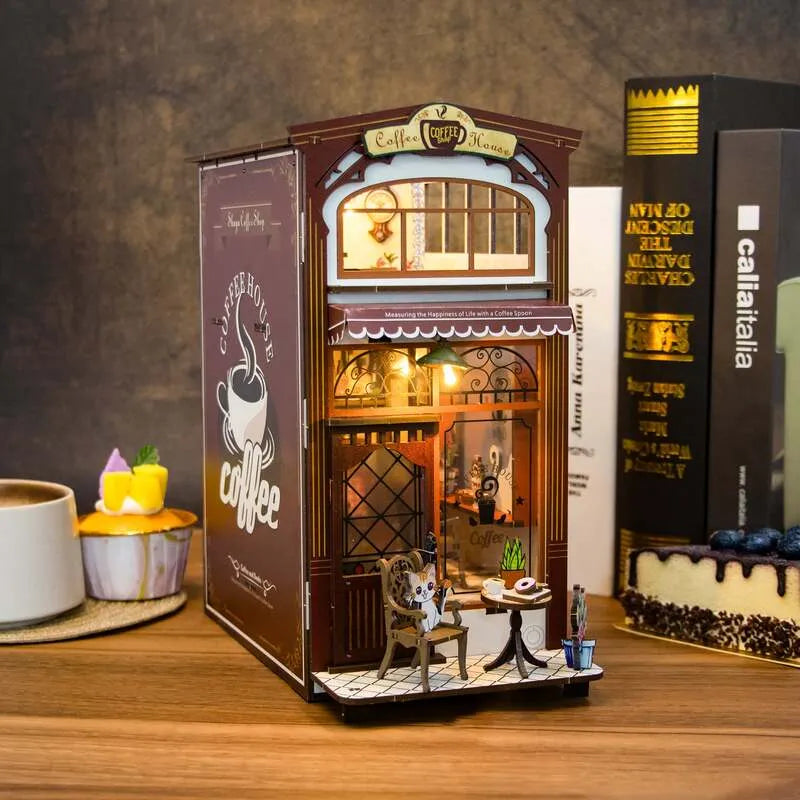 Book Nook - Coffee House, un kit créatif pour construire un diorama miniature. Parfait pour décorer une bibliothèque ou comme cadeau original pour un amoureux des livres. Par Nookette.