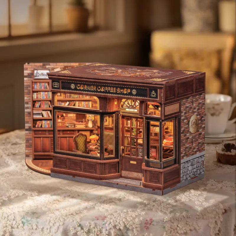 Maison Miniature - Corner Coffee Shop, un kit créatif pour construire un diorama miniature. Parfait pour décorer une bibliothèque ou comme cadeau original pour un amoureux des livres. Par Nookette.