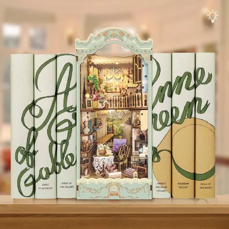 Book Nook - Countryside Diary, un kit créatif pour construire un diorama miniature. Parfait pour décorer une bibliothèque ou comme cadeau original pour un amoureux des livres. Par Nookette.