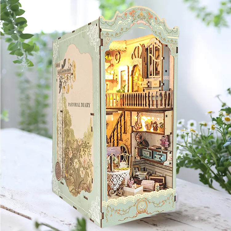 Book Nook - Countryside Diary, un kit créatif pour construire un diorama miniature. Parfait pour décorer une bibliothèque ou comme cadeau original pour un amoureux des livres. Par Nookette.