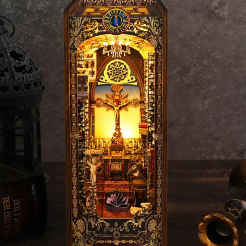 Book Nook - Covenant Church, un kit créatif pour construire un diorama miniature. Parfait pour décorer une bibliothèque ou comme cadeau original pour un amoureux des livres. Par Nookette.