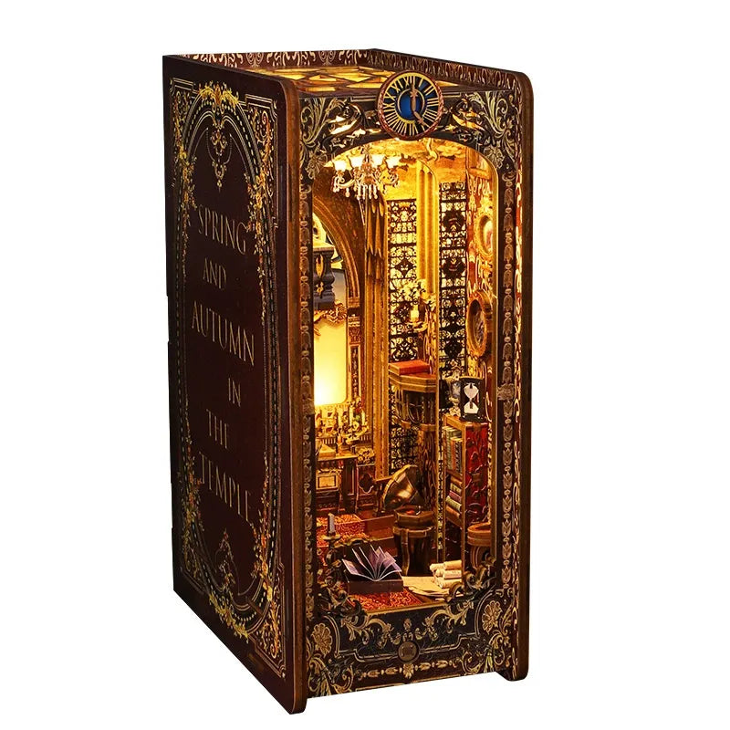 Book Nook - Covenant Church, un kit créatif pour construire un diorama miniature. Parfait pour décorer une bibliothèque ou comme cadeau original pour un amoureux des livres. Par Nookette.