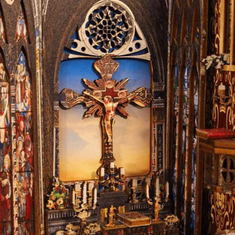 Book Nook - Covenant Church, un kit créatif pour construire un diorama miniature. Parfait pour décorer une bibliothèque ou comme cadeau original pour un amoureux des livres. Par Nookette.