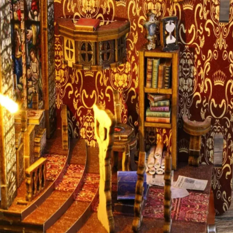 Book Nook - Covenant Church, un kit créatif pour construire un diorama miniature. Parfait pour décorer une bibliothèque ou comme cadeau original pour un amoureux des livres. Par Nookette.