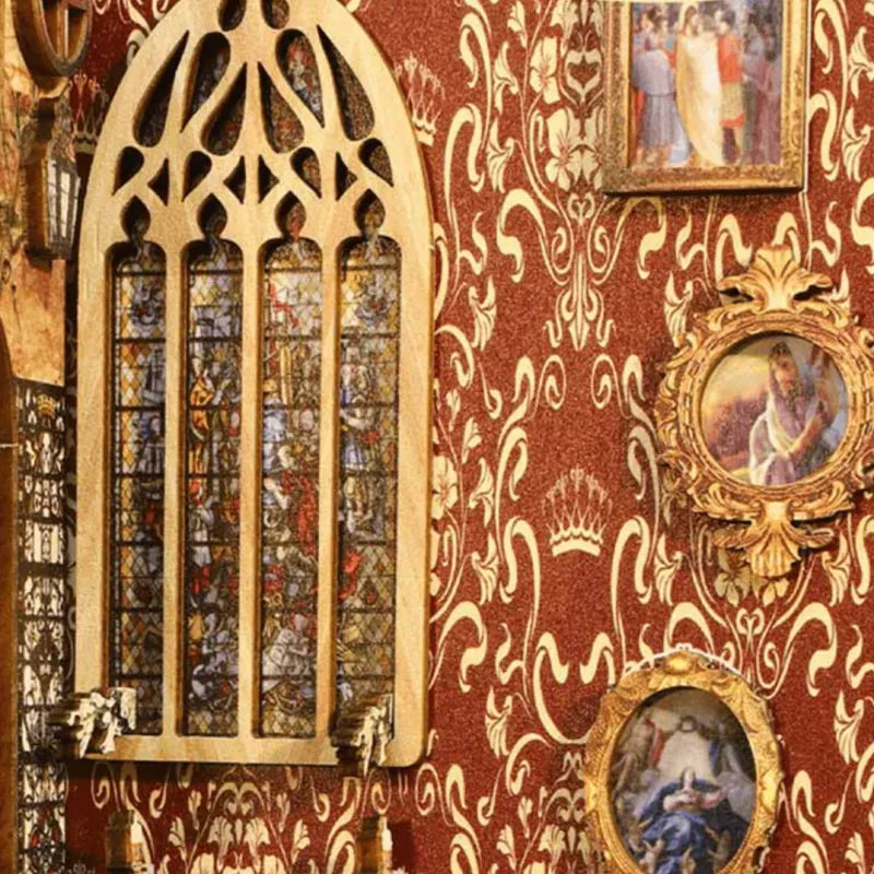 Book Nook - Covenant Church, un kit créatif pour construire un diorama miniature. Parfait pour décorer une bibliothèque ou comme cadeau original pour un amoureux des livres. Par Nookette.