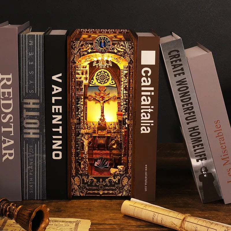 Book Nook - Covenant Church, un kit créatif pour construire un diorama miniature. Parfait pour décorer une bibliothèque ou comme cadeau original pour un amoureux des livres. Par Nookette.
