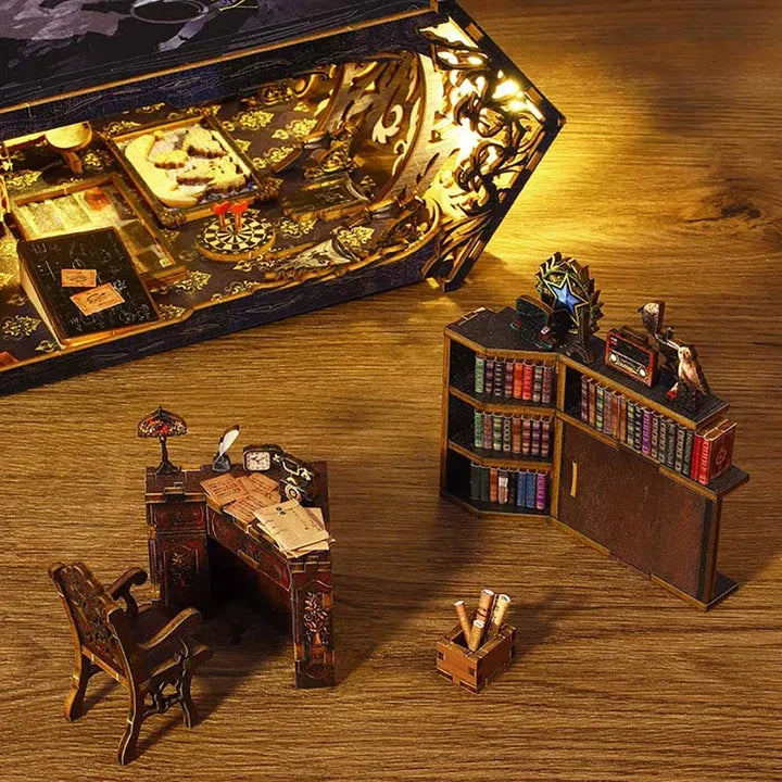 Book Nook - Detective Agency, un kit créatif pour construire un diorama miniature. Parfait pour décorer une bibliothèque ou comme cadeau original pour un amoureux des livres. Par Nookette.