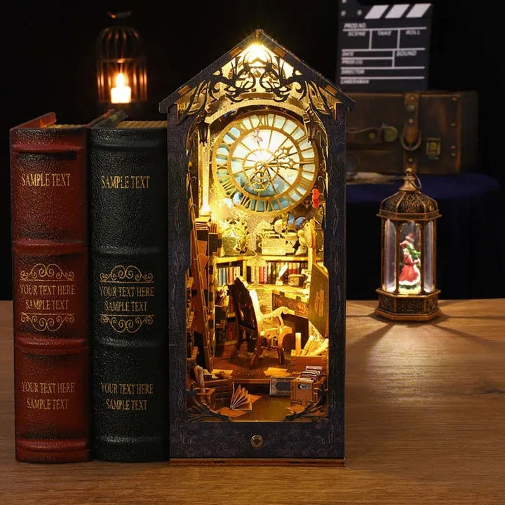 Book Nook - Detective Agency, un kit créatif pour construire un diorama miniature. Parfait pour décorer une bibliothèque ou comme cadeau original pour un amoureux des livres. Par Nookette.