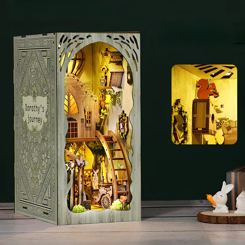 Booknook - Dorothy's Journey, un kit créatif pour construire un diorama miniature. Parfait pour décorer une bibliothèque ou comme cadeau original pour un amoureux des livres. Par Nookette.