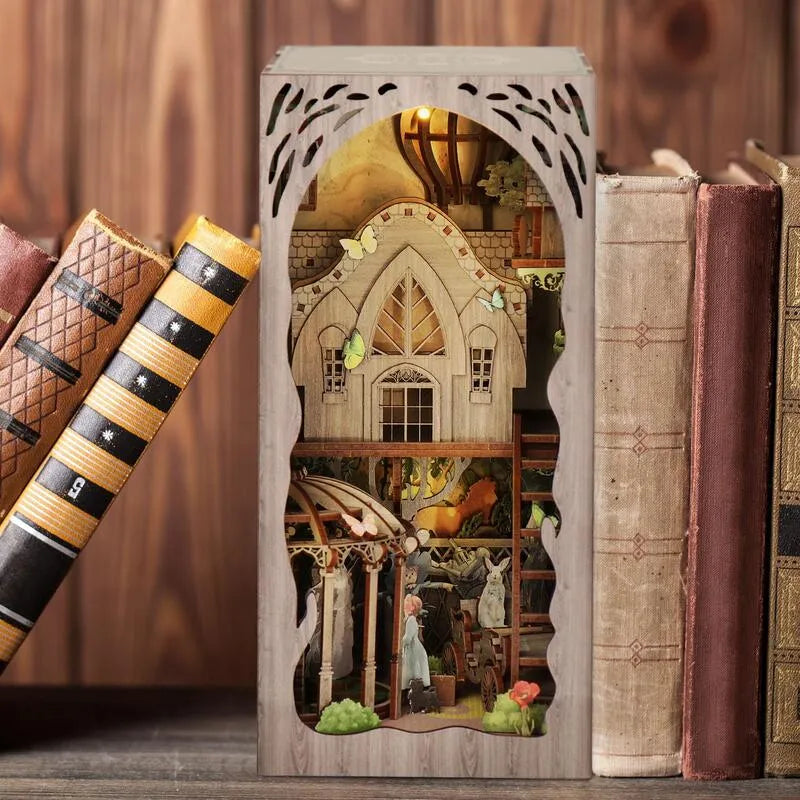 Booknook - Dorothy's Journey, un kit créatif pour construire un diorama miniature. Parfait pour décorer une bibliothèque ou comme cadeau original pour un amoureux des livres. Par Nookette.