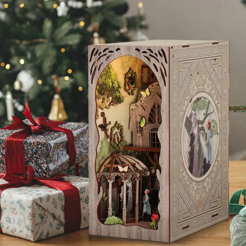 Booknook - Dorothy's Journey, un kit créatif pour construire un diorama miniature. Parfait pour décorer une bibliothèque ou comme cadeau original pour un amoureux des livres. Par Nookette.
