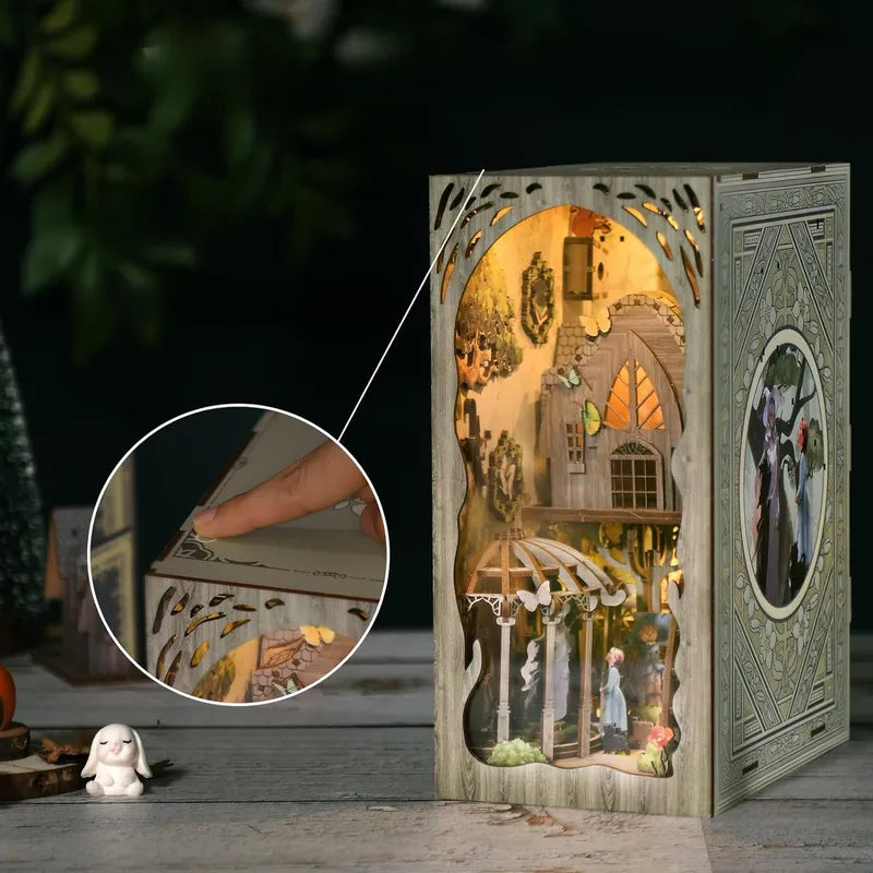 Booknook - Dorothy's Journey, un kit créatif pour construire un diorama miniature. Parfait pour décorer une bibliothèque ou comme cadeau original pour un amoureux des livres. Par Nookette.