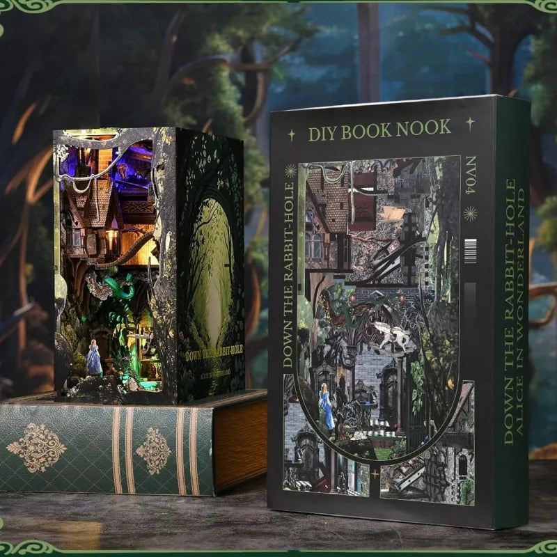 Book Nook - Down The Rabbit-Hole Alice in Wonderland, un kit créatif pour construire un diorama miniature. Parfait pour décorer une bibliothèque ou comme cadeau original pour un amoureux des livres. Par Nookette.